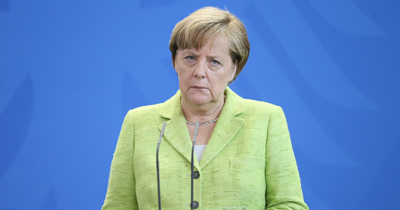 Merkel'in aracina miting sirasinda saldiri