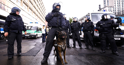 Berlin’de siyahi göstericiye polis şiddeti