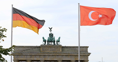 Berlin caddeleriinde Türk-Alman bayrakları
