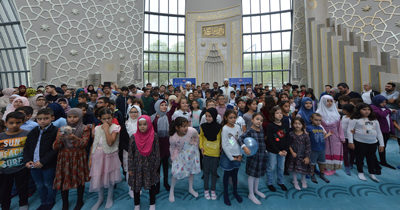 Köln'de Müslüman öğrenciler okula dualarla başladı
