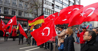 Düsseldorf’ta Türk çocukları için yürüdüler