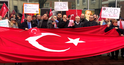 Köln’de ARD binası önünde protesto