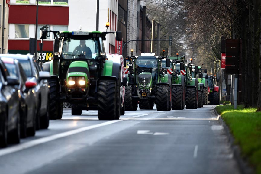 Düsseldorf’ta çiftçiler hükümeti protesto etti
