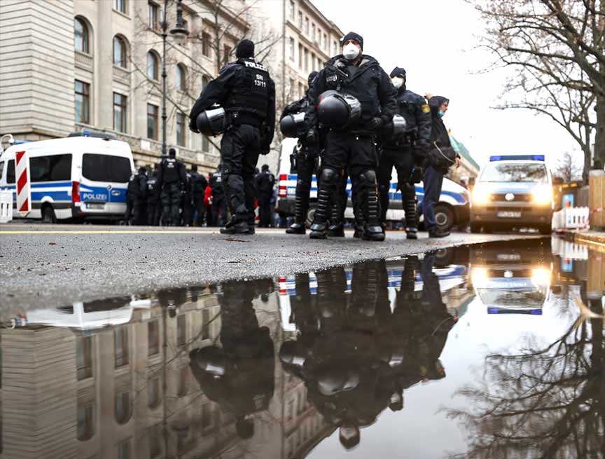 Berlin’de polis aşı karşıtı eylemciyi darp etti