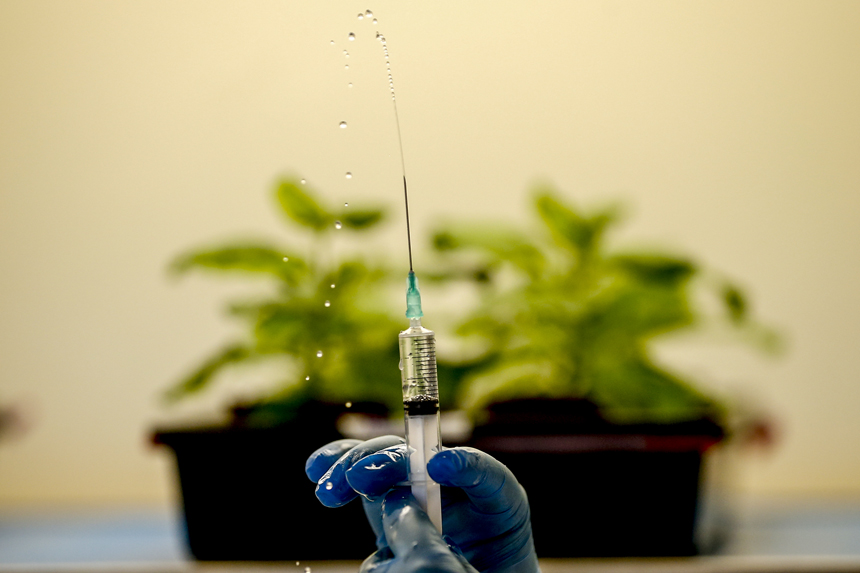 Berlin’de koronavirüs aşı merkezi açıldı