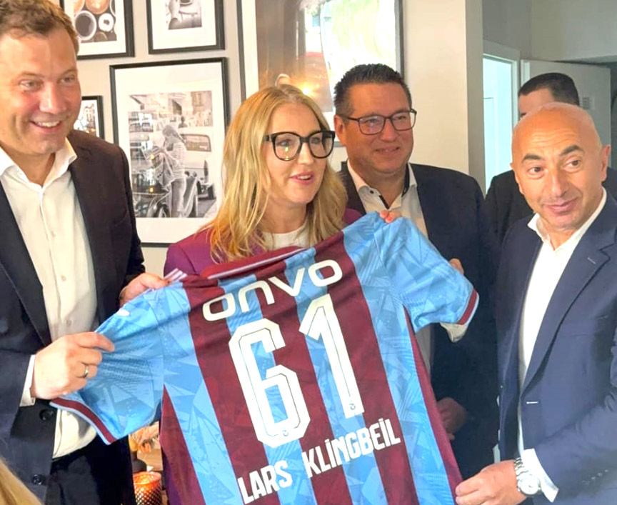 Federal Maliye Bakanı’na Trabzonspor forması hediye edildi