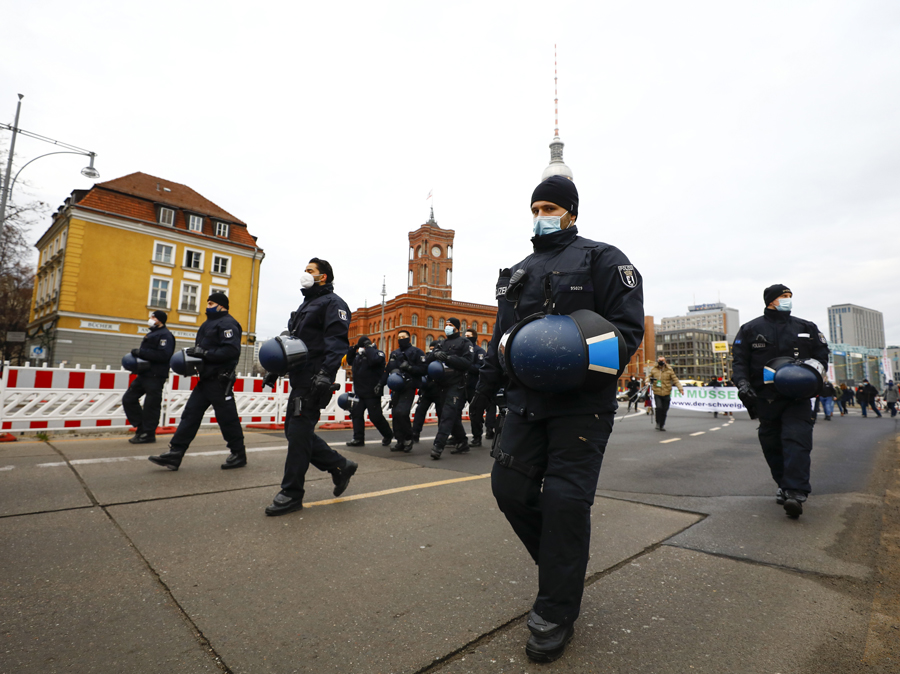 Başkent Berlin'de koronavirüs tedbirleri protesto edildi