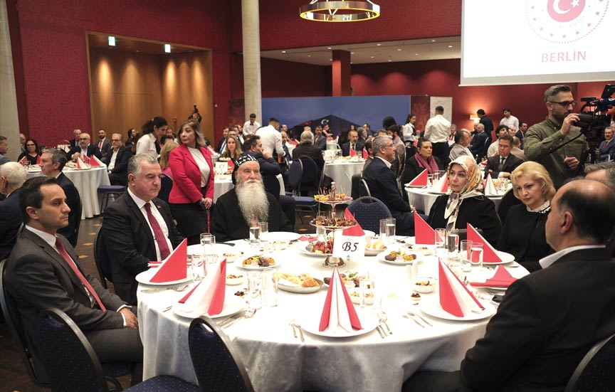 Almanya'daki Türk toplumu temsilcilerine Berlin Büyükelçiliği iftar verdi