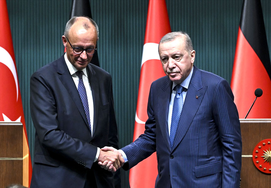 Erdoğan, Merz'i resmi törenle karşıladı