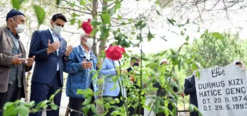 Genç ailesinin ırkçı terör kurbanları mezarları başında anıldı
