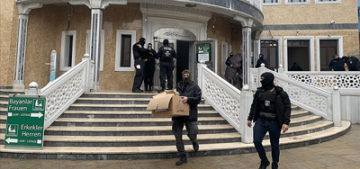 Berlin polisinin camiye botlarla girmesi tepkiyle karşılandı Berlin polisinin camiye botlarla girmesi tepkiyle karşılandı