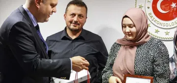 Berlin’de liseyi başarıyla bitiren 2 Türk öğrenci ödüllendirildi