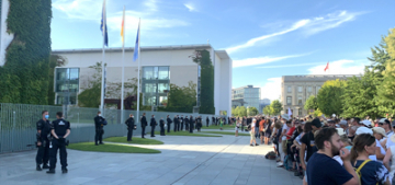 Başbakanlık binası önünde koronavirüs protestosu Başbakanlık binası önünde koronavirüs protestosu