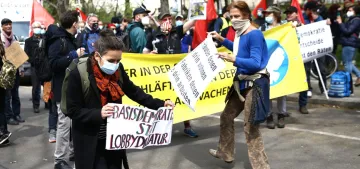 Hükümetin salgın politikaları Berlin’de protesto edildi