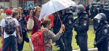 Berlin’de koronavirüs politikası protestosunda 80 kişi gözaltına alındı