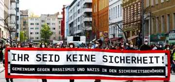 Berlin'de polise karşı protesto