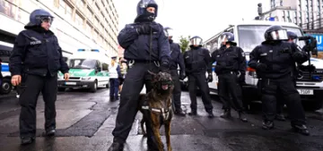 Berlin’de siyahi göstericiye polis şiddeti Berlin’de siyahi göstericiye polis şiddeti