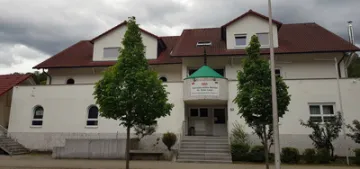 Cami aydınlatma direğine islamofobik yazı