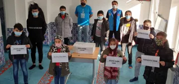 Çocuklar İzmir’li depremzedeler için yardım topladılar