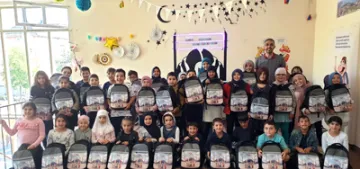 Öğrencilere çanta ve kitap hediye edildi