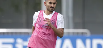 İlkay Gündoğan'ın aracına saldırdılar