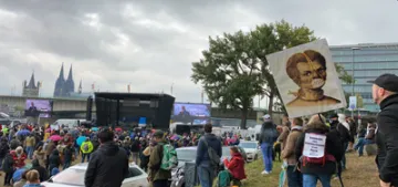 Köln‘de binlerce kişi Kovid-19 kısıtlamalarını protesto etti