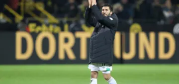 Dortmund‘dan eski oyuncusna çiçekle karşılama Dortmund‘dan eski oyuncusna çiçekle karşılama