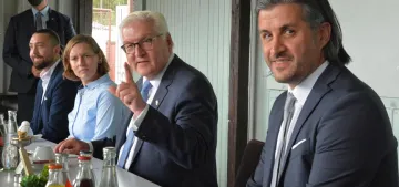 Cumhurbaşkanı Steinmeier Türkiyemspor kulübünü ziyaret etti