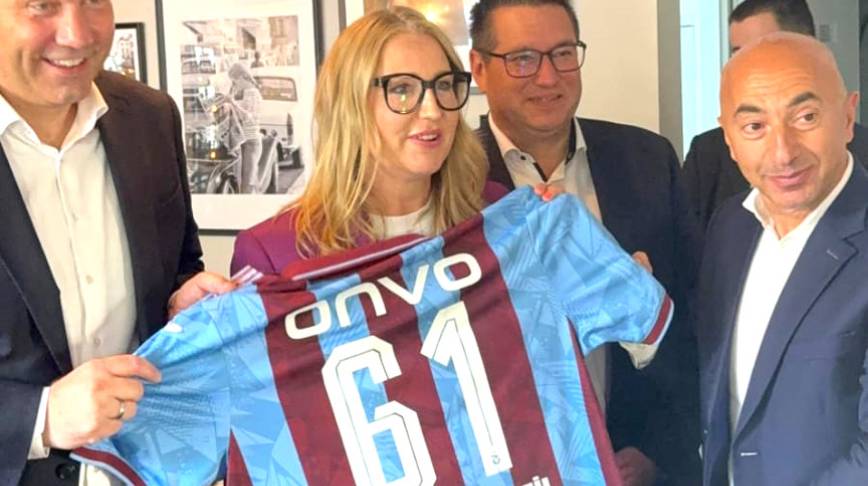 Federal Maliye Bakanı’na Trabzonspor forması hediye edildi Federal Maliye Bakanı’na Trabzonspor forması hediye edildi