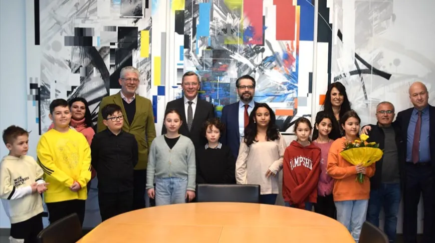 Bremen Eyalet Parlamento Başkanı koltuğunu çocuklara devretti Bremen Eyalet Parlamento Başkanı koltuğunu çocuklara devretti