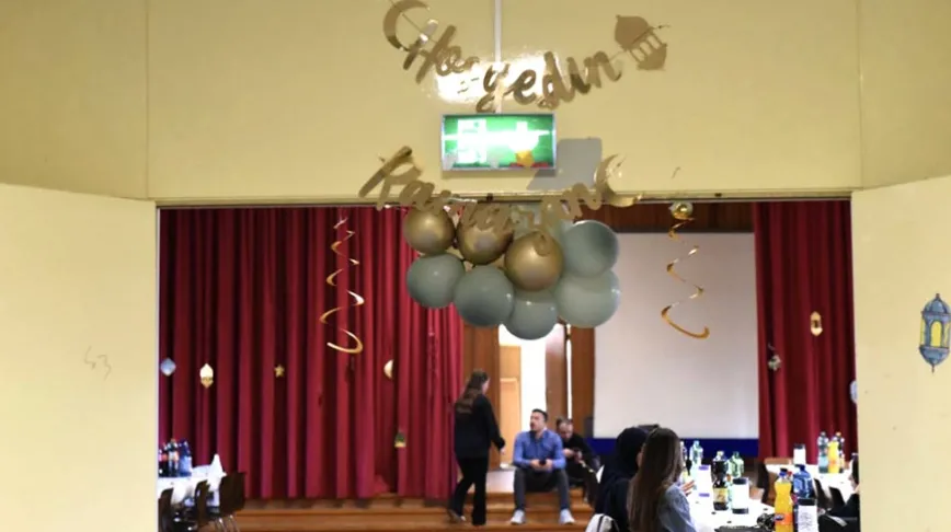 Alman okulunda geniş katılımlı iftar organizasyonu Alman okulunda geniş katılımlı iftar organizasyonu